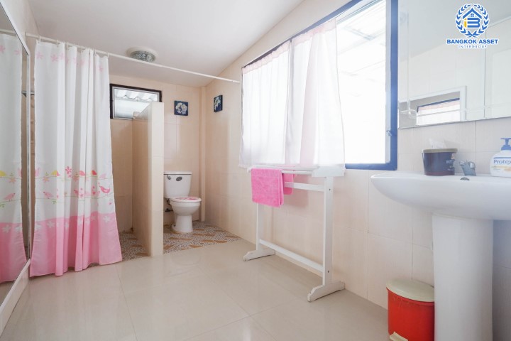 *****บ้านเดี่ยวมือสองย่านกรุงเทพฯ ม.จรัญสนิทวงศ์75 เนื้อที่กว้างขวางมากถึง 119 ตร.ว.  ฟังก์ชัน 3 ห้องนอน 3 ห้องน้ำ ที่จอดรถ 2 คัน พื้นที่หน้าบ้านกว้างขวาง บนทำเลแห่งการเดินทาง ใกล้รถไฟฟ้าสายสีแดงอ่อน "สถานีบางบำหรุ" และทางด่วน "ศรีรัช"